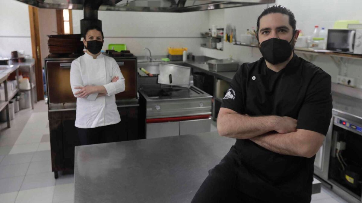 Carmen Tamayo y Pedro Aguilera protagonizan la portada de la revista Gurmé Cádiz.