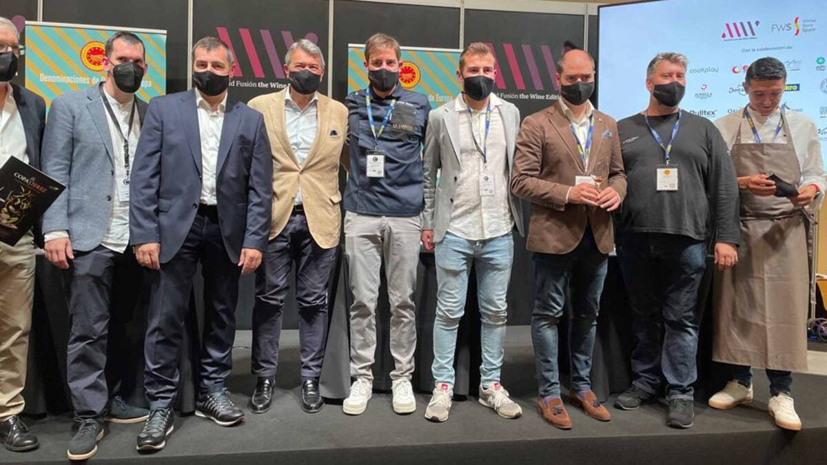 Los finalistas de la Copa Jerez en España, con Javi Muñoz, de La Carboná, con camisa azul en el centro.