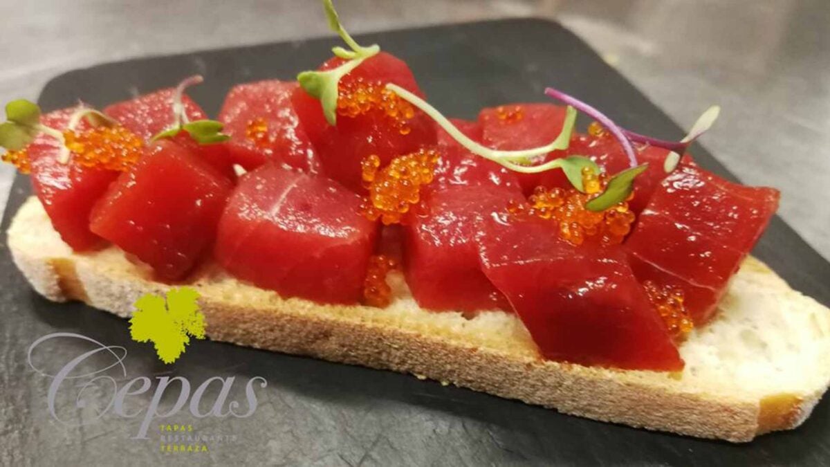 La tosta de taquitos de atún rojo del Cepas, en Algeciras.