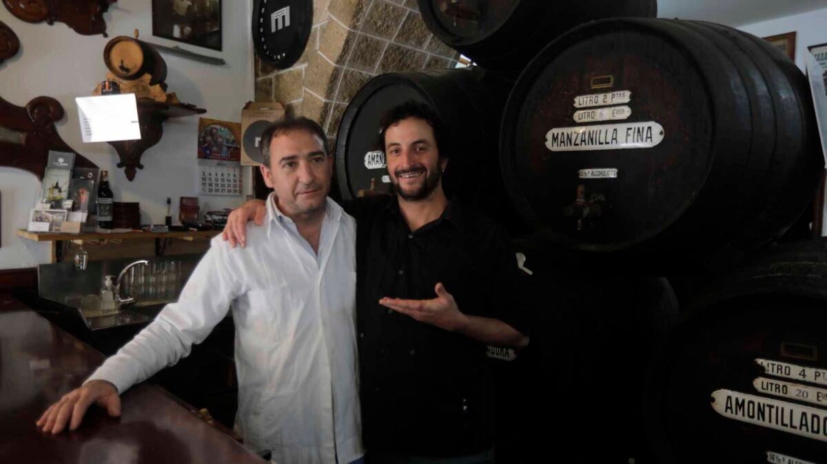 Edu con Pepe García, propietario de la Taberna La Manzanilla.