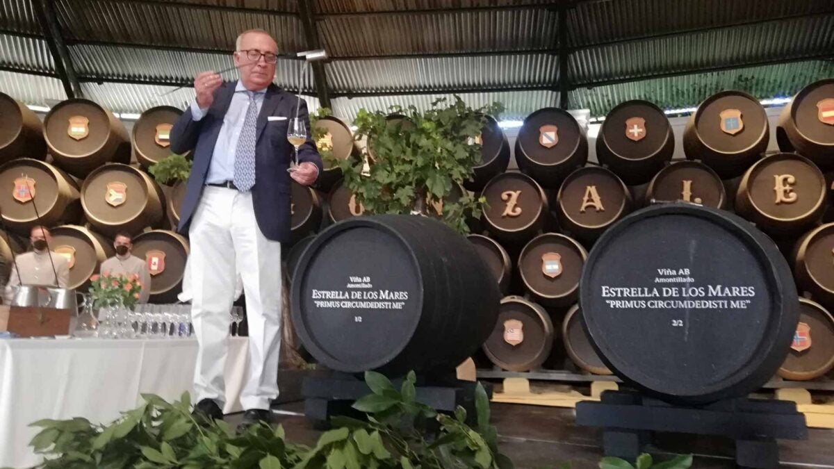 Antonio Flores, venenciando el vino de ida y vuelta en la Bodega de la Concha.