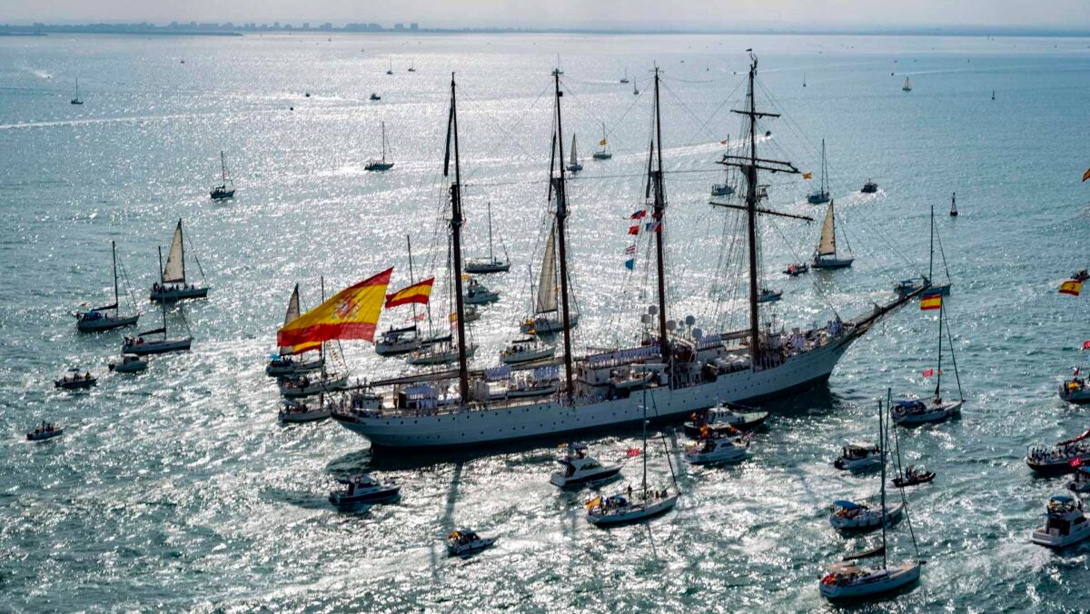 El buque escuela Juan Sebastián de Elcano, llegando a Cádiz. | Foto: González Byass.