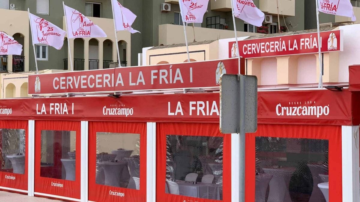 Exterior de La Fría, con banderas conmemorativas de sus Bodas de Plata.