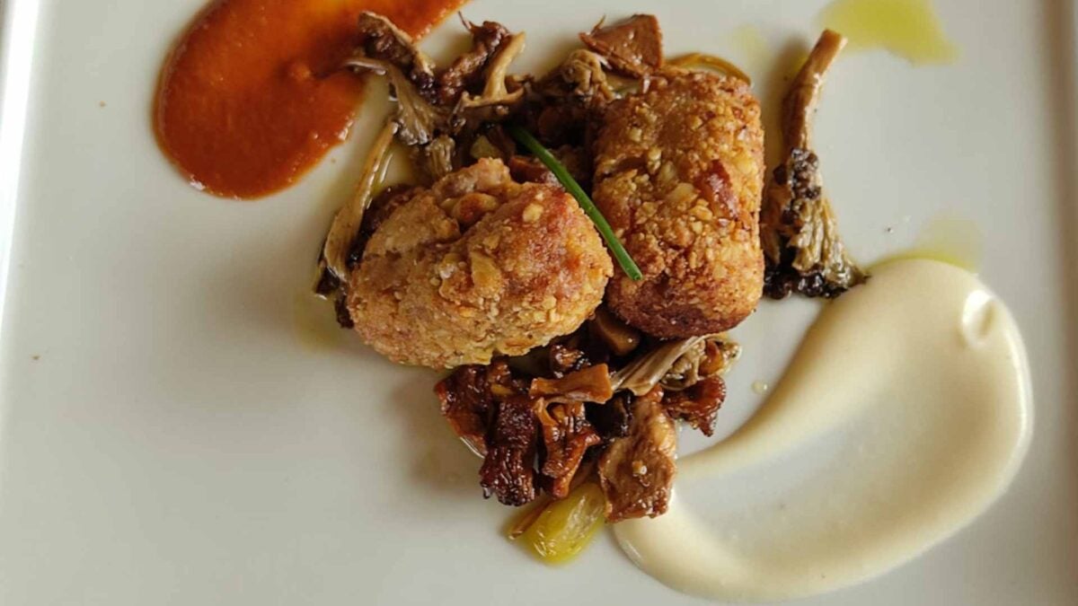 Croquetas crujientes de cordero con lágrima de queso de La Pastora y salsa de vino tinto.