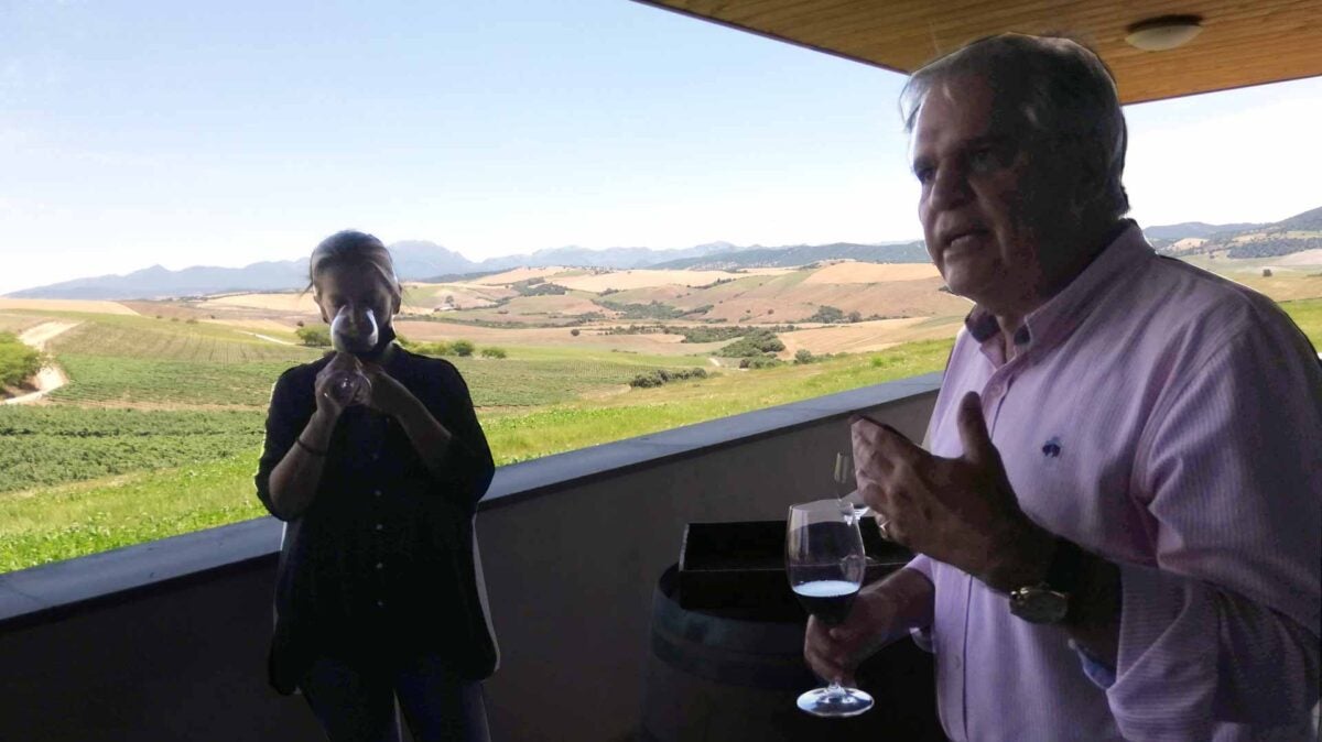 Richard Golding y Valle Lozano durante la cata en la bodega.