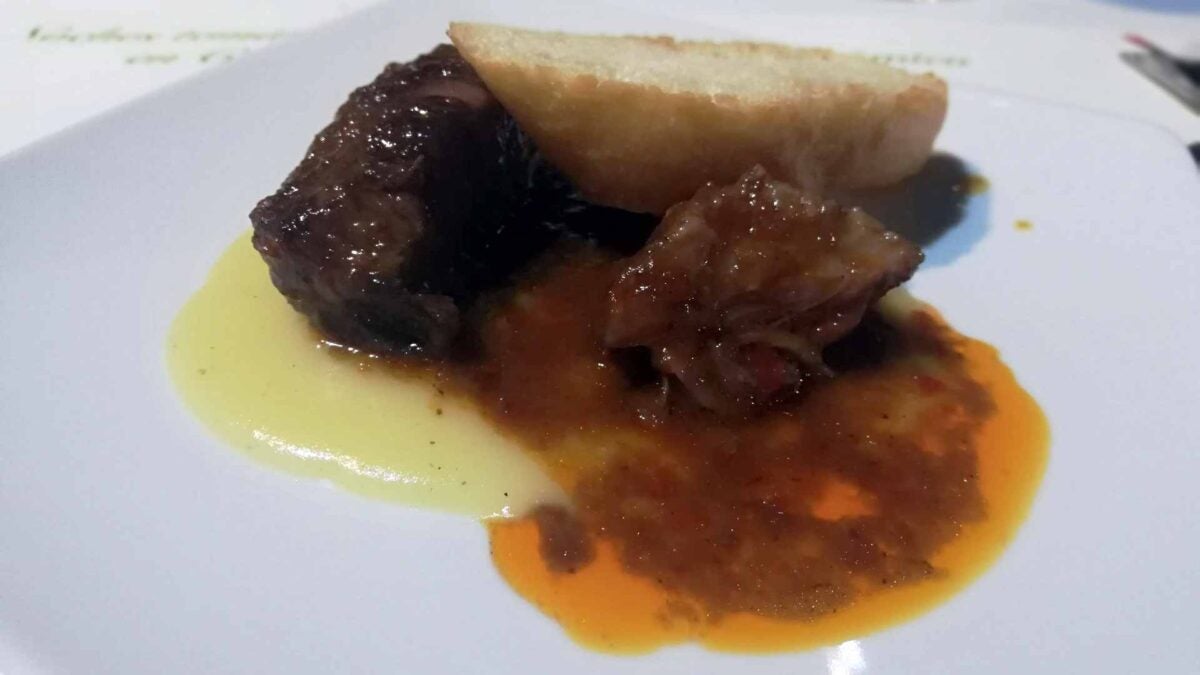 La carrillada ibérica, con puré de patatas.