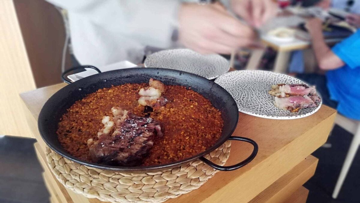 El arroz con entrecot de Angus, servido por el personal de sala.