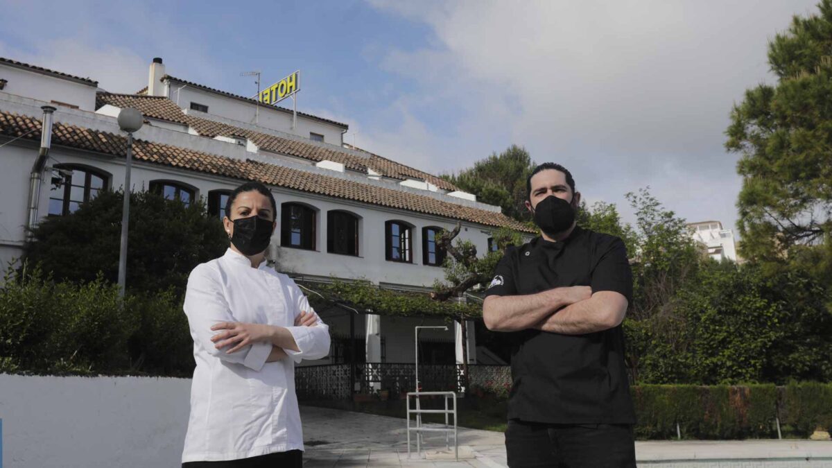 Los dos cocineros de la Sierra, con el restaurante de Carmen a las espaldas.