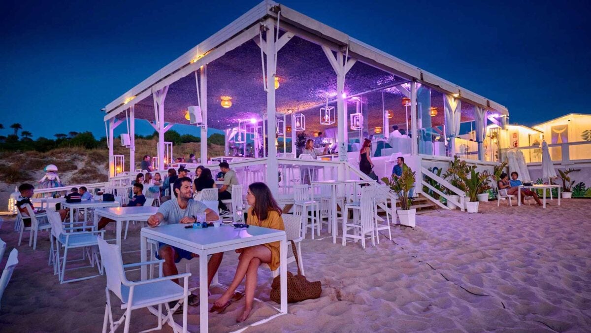 Coconovo Beach, uno de los chiringuitos en Cádiz para disfrutar del verano.