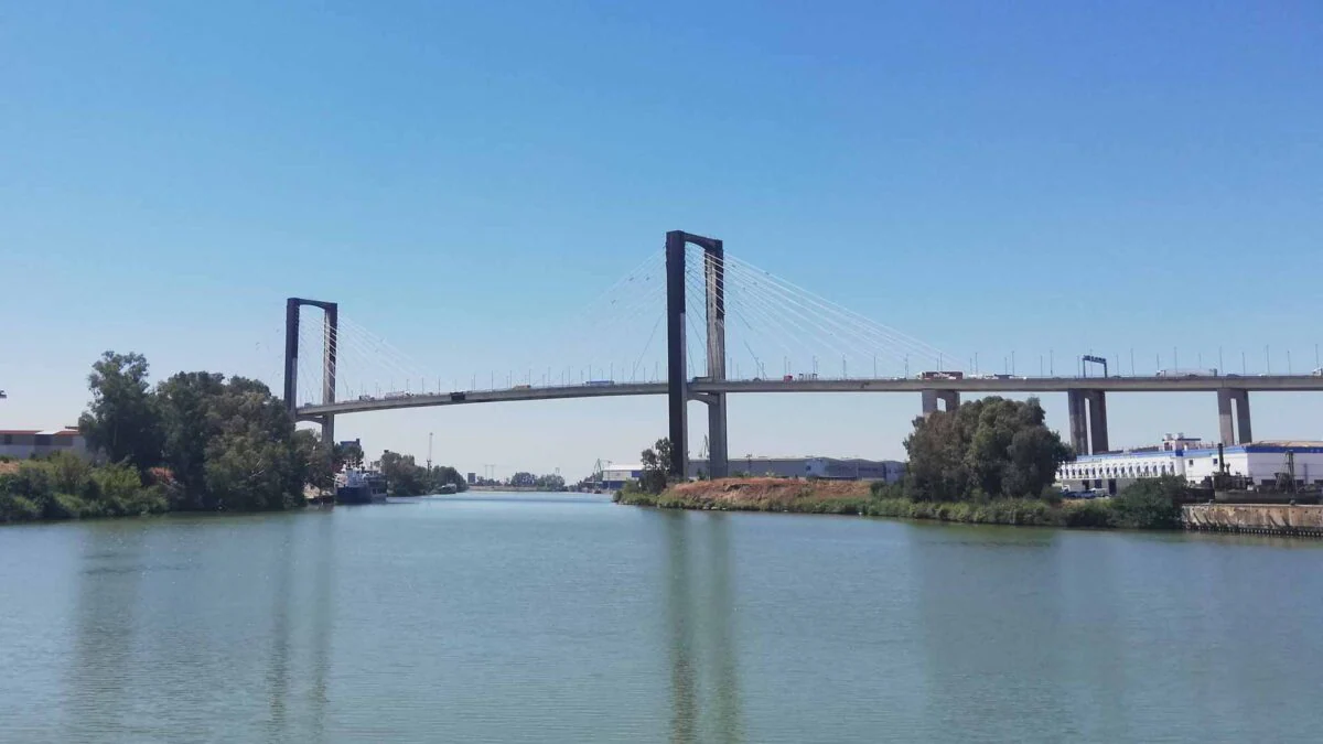 El puente del V Centenario desde el río.