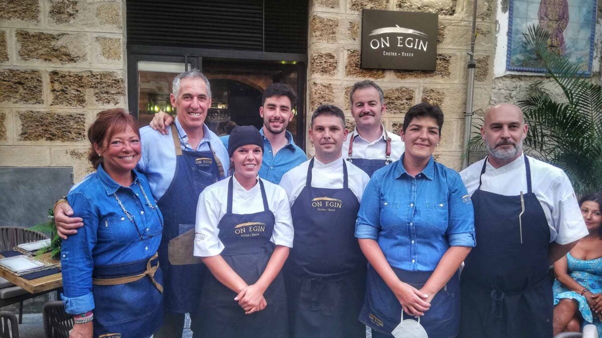 El personal de On Egin, el nuevo restaurante de la calle Plocia, con Lander Urquizu a la cabeza.