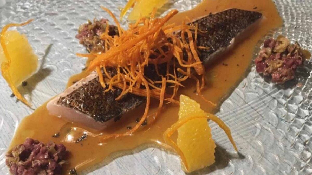 Tataki de lubina con meunier de naranja.