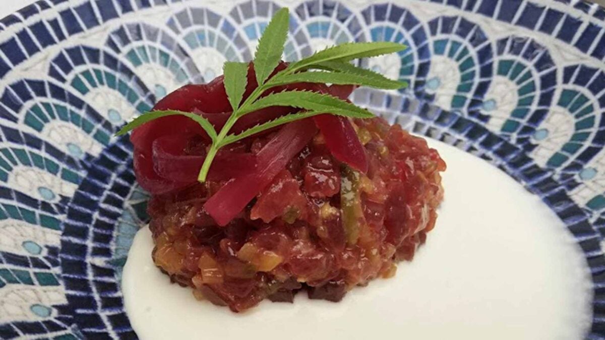 Tartar de atún con ajo blanco.