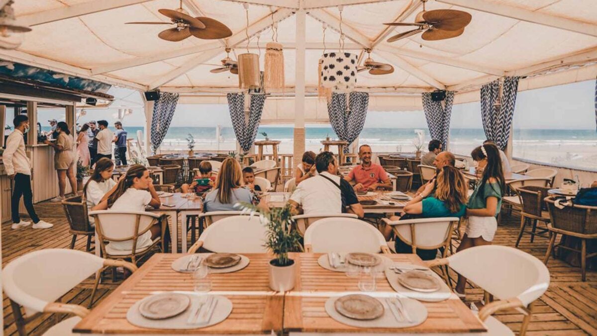 Interior del Tiburón Playa, en La Barrosa, Chiclana. | Foto: Cedida.