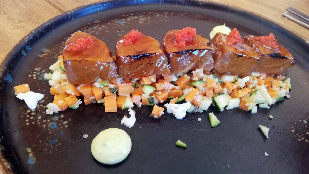 Salmón a la llama con quinoa de verdura y rocas frías de brie ahumado.