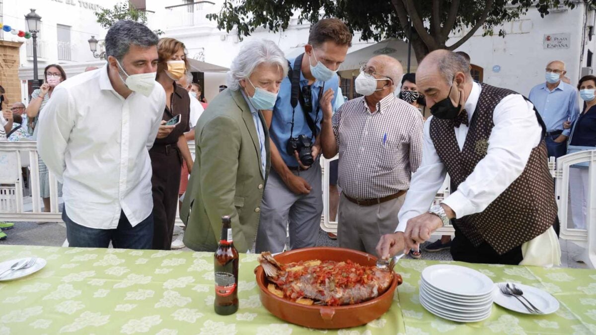 El jurado pasó a ver las urtas a la roteña expuestas en la Plaza de España antes de la degustación. | Foto: Ayuntamiento Rota