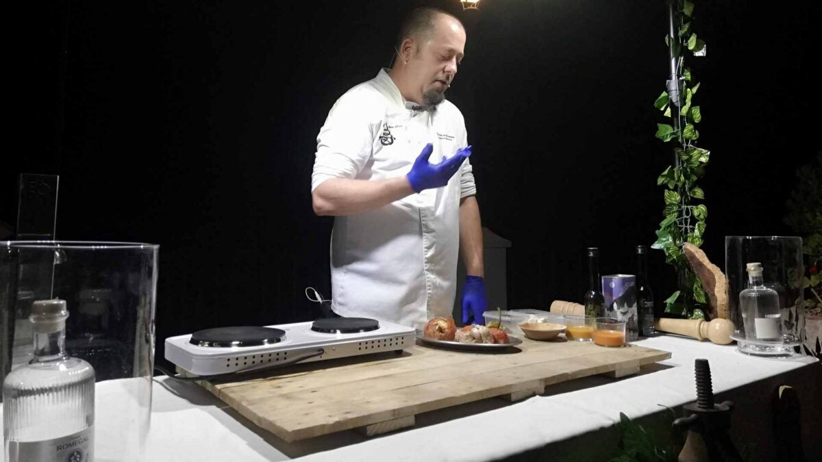 Johnny Naranjo con los ingredientes para preparar su plato.