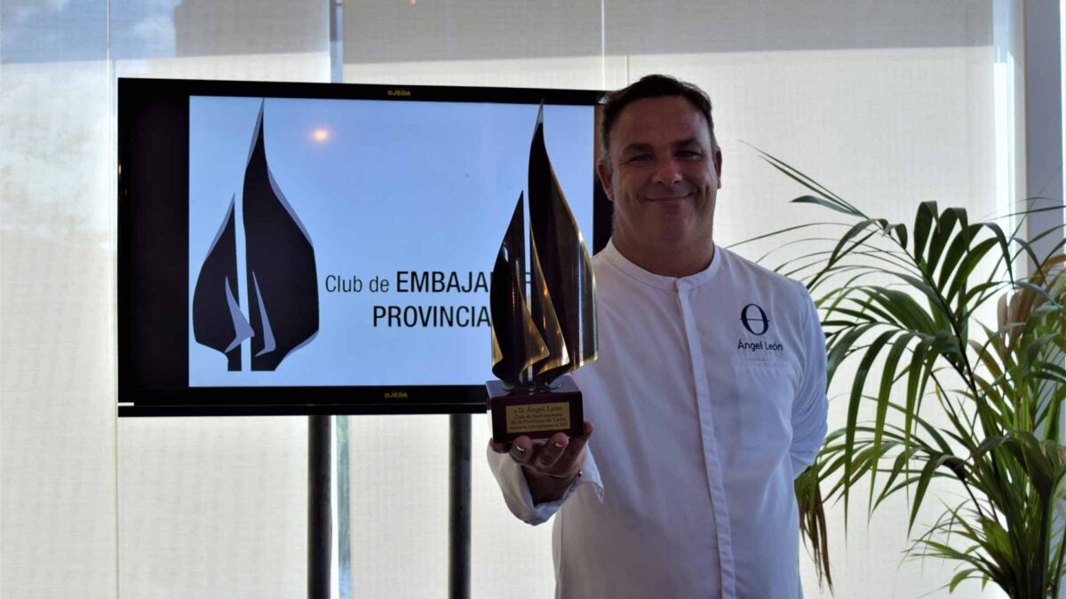 Ángel León con su reconocimiento como Embajador de Cádiz.