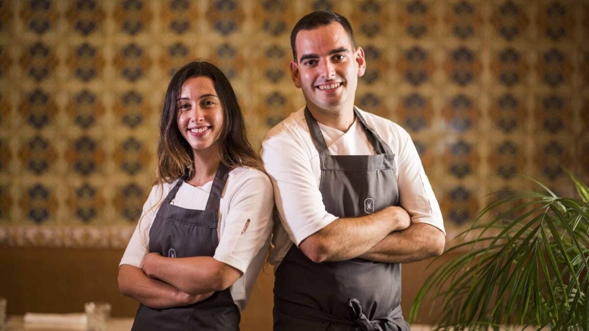 Laura García y Arturo Perea, cocineros y propietarios de Atxa, en Tarifa. | Foto: Cedida.