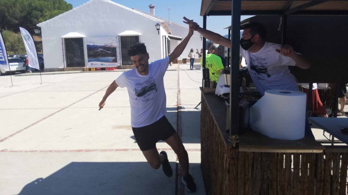 Javi Mena y Javi García se saludan en uno de los pasos por los puestos de cocina.