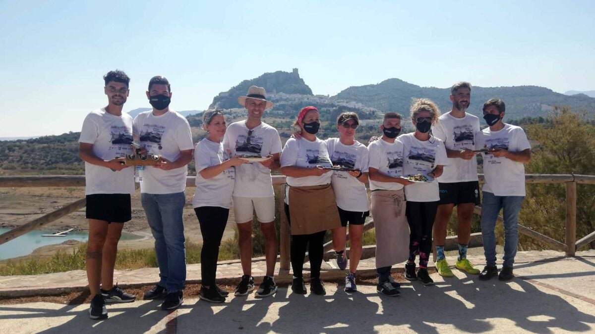 Cocineros y corredores, en El Higuerón, con Zahara de la Sierra al fondo.