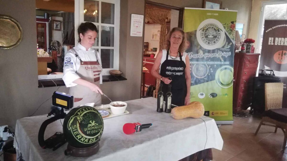 Las puchas de Carmen Tamayo y el aceite de la Sierra, protagonistas en El  Berrueco - Denominación de Origen Sierra de Cádiz