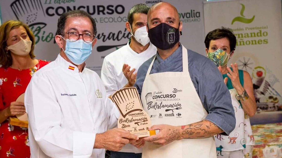 Enrique Cabello recibió su trofeo de manos de Fernando Córdoba, de El Faro de El Puerto. | Foto: Cedida.