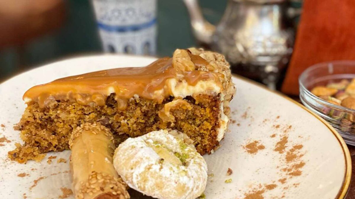 Café Royal, compuesto de dos pastelitos caseros del Califa, tarta de zanahoria con caramelo y crema de vainilla. | Foto: Fez.