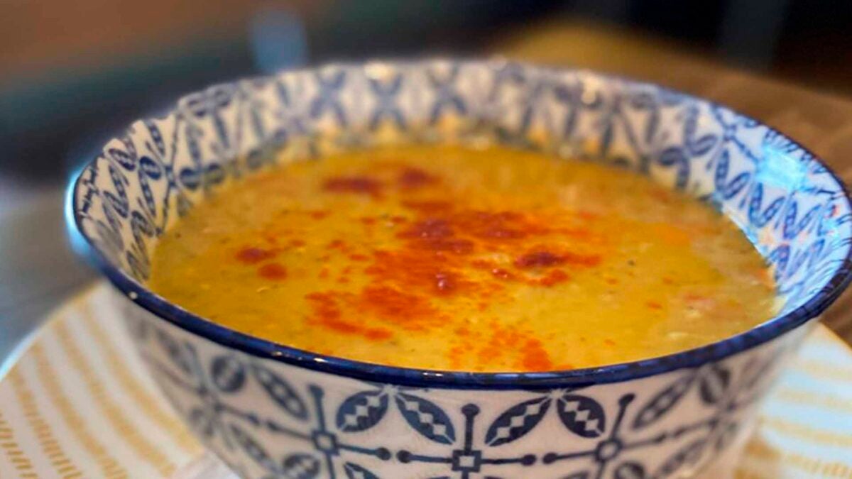 Sopa de lentejas con verduras de temporada y un toque de cúrcuma. | Foto: Fez.