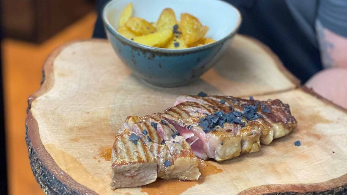 La carne es la gran protagonista del restaurante del barrio de Astilleros.