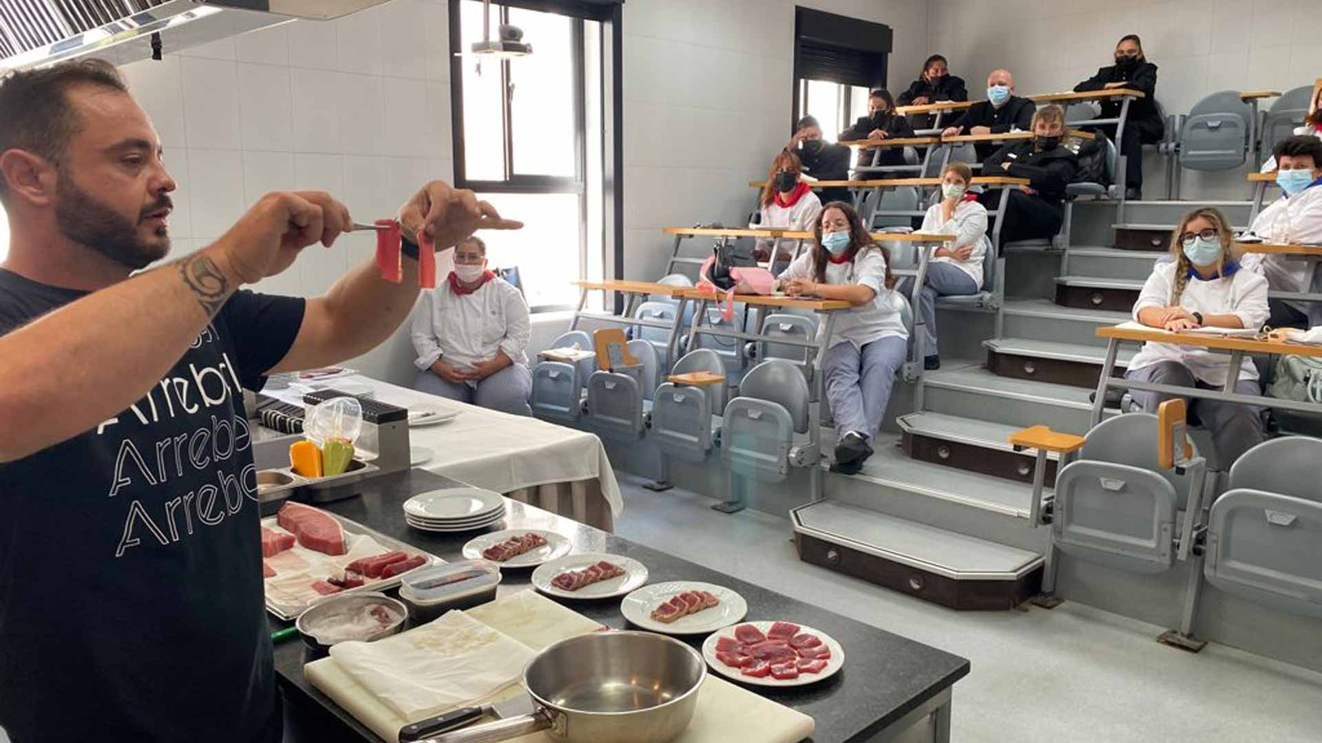 Masterclass de Petaca Chico sobre atún rojo en la Escuela de Hostelería de Cádiz