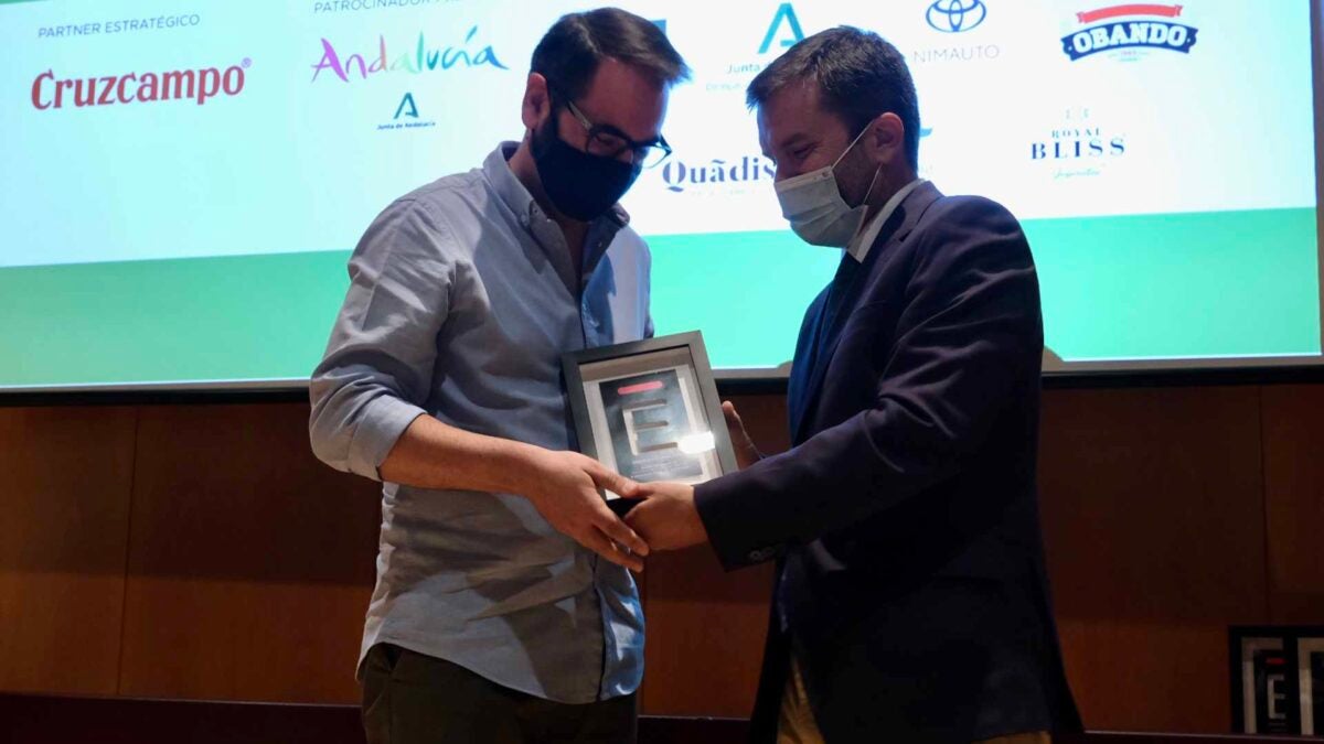 Alberto Pérez, de 4Estaciones, recibiendo su premio.