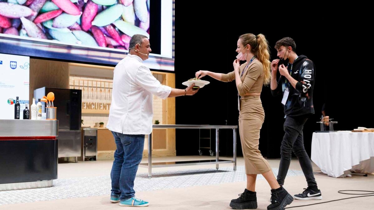 Dos personas del público subieron a probar las aceitunas marinas. | Foto: SS Gastronomika