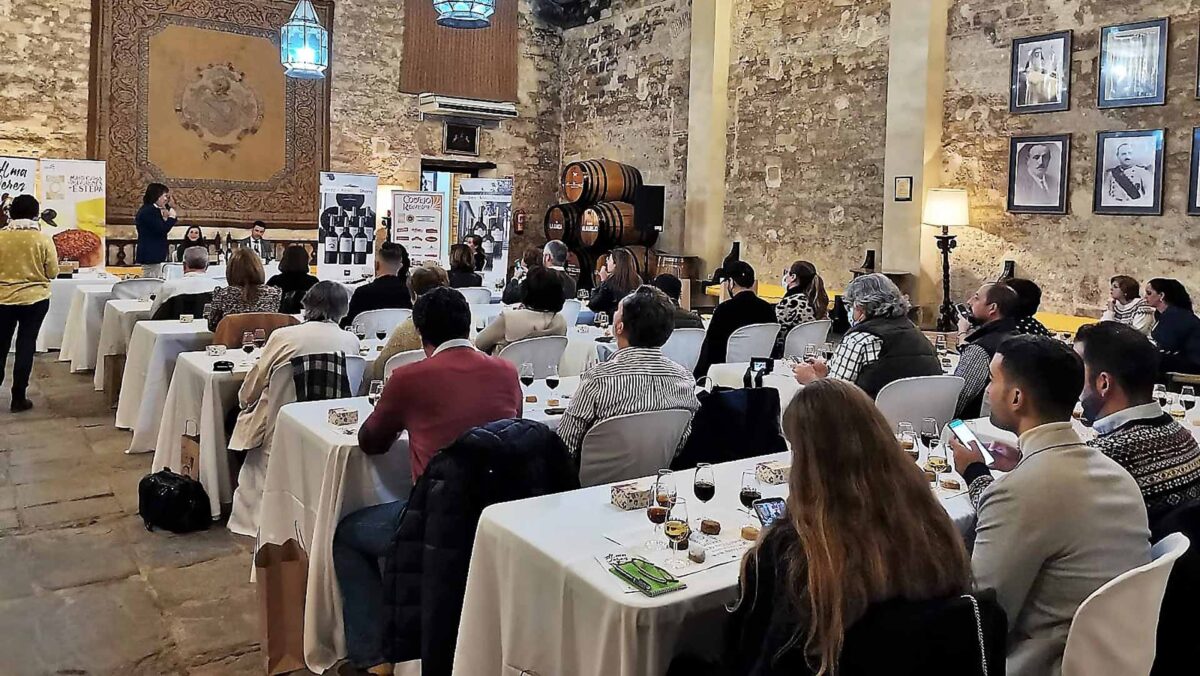 Una treintena de personas disfrutó de la cara maridada de vinos de Jerez con el polvorón y los mantecados de Estepa.