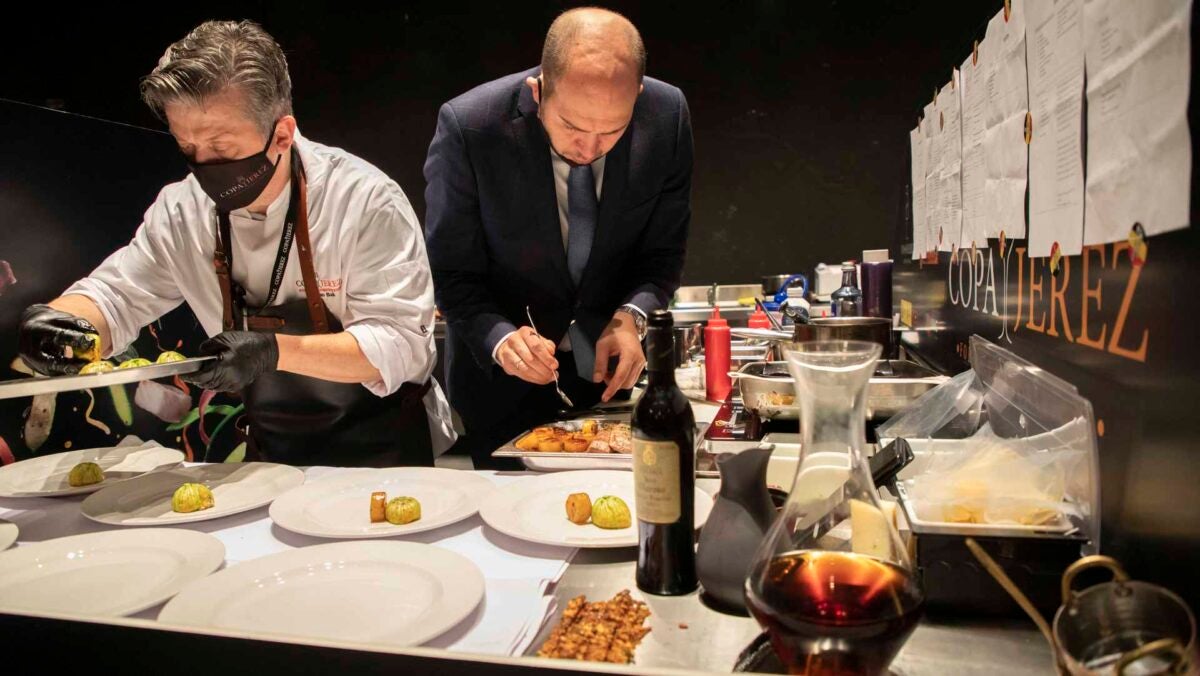 Los ganadores, en plena preparación de su menú.