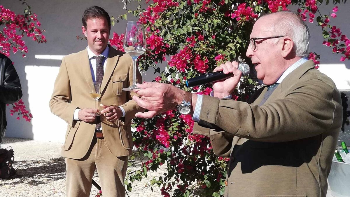 Antonio Flores, con una copa de mosto ante la mirada de Manuel Delgado.