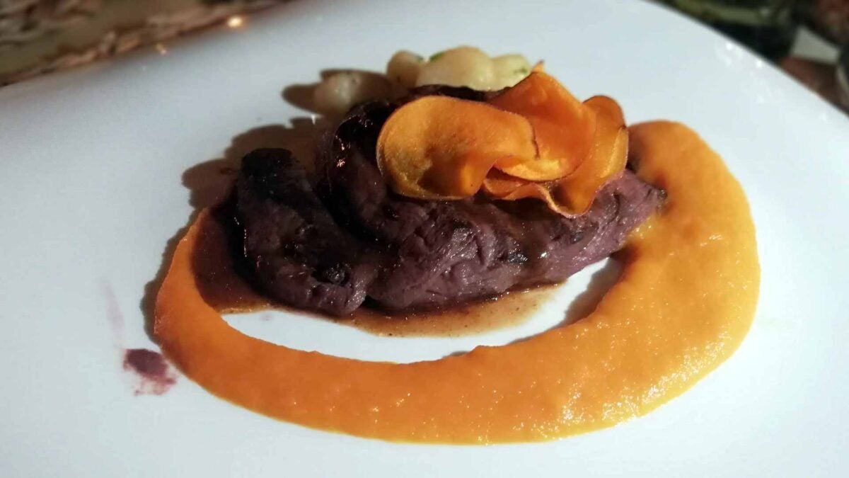 El lomo de venado marinado en oloroso con cremoso de boniato y ñoquis