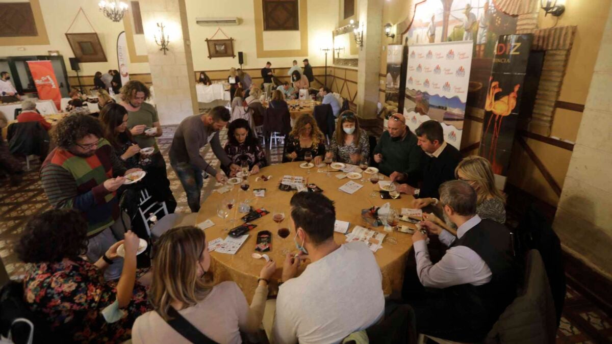 Una mesa con asistentes a las Jornadas de la Sal y el Estero de El Puerto de Santa María.