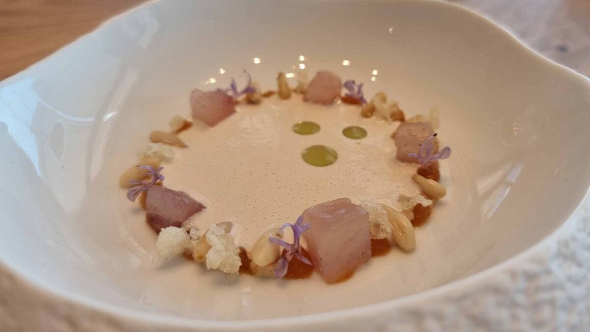 El ajoblanco con piñones de La Breña de Viu Restaurante.