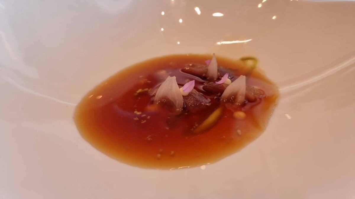 Caldo de pimientos asados, melva y cebolleta.