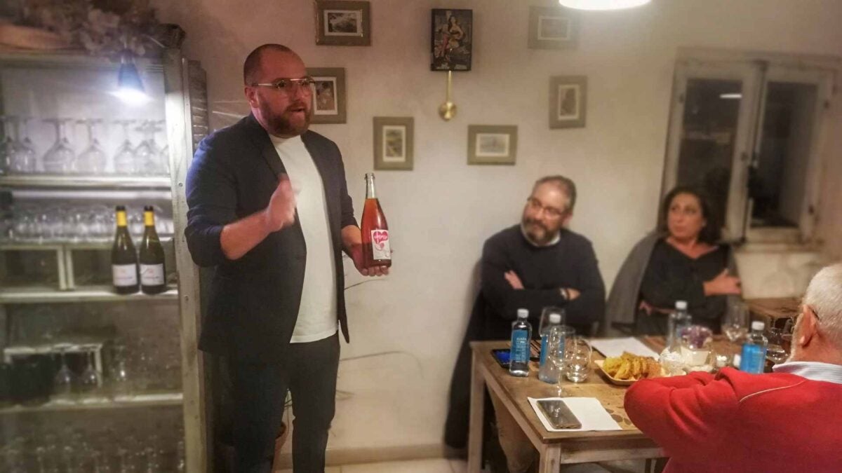 Jonatan Cantero fue el encargado de dar detalles sobre los vinos de la cena.