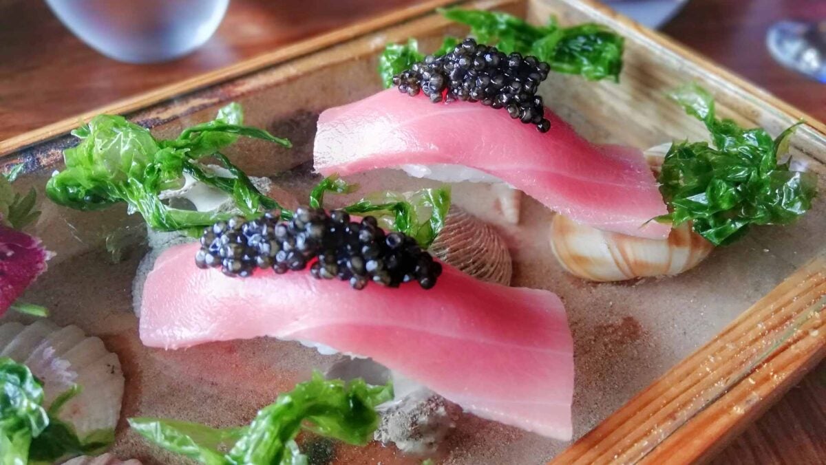 El niguiri de chutoro y caviar Riofrío al estilo ruso.