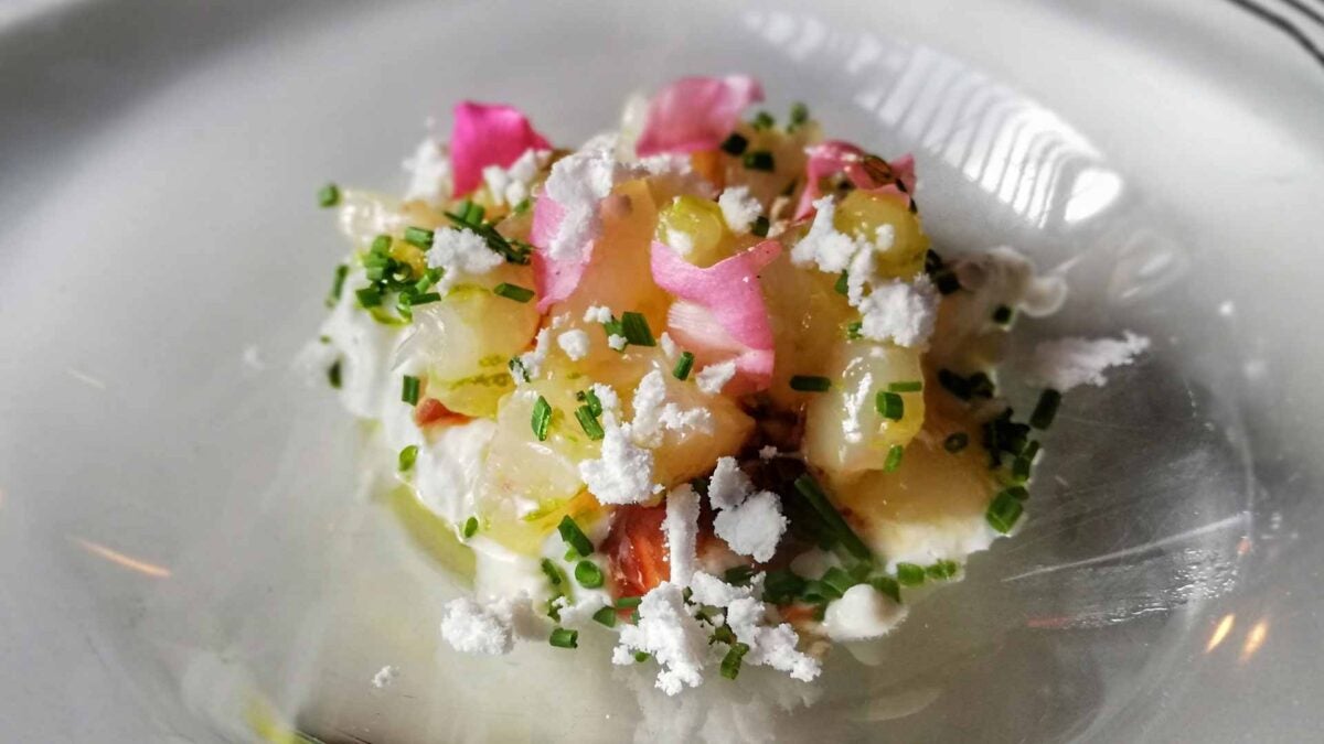 Stracciatella de burrata, gamba aliñada con lima, sésamo, dátiles y tierra de la cabeza de la gamba.