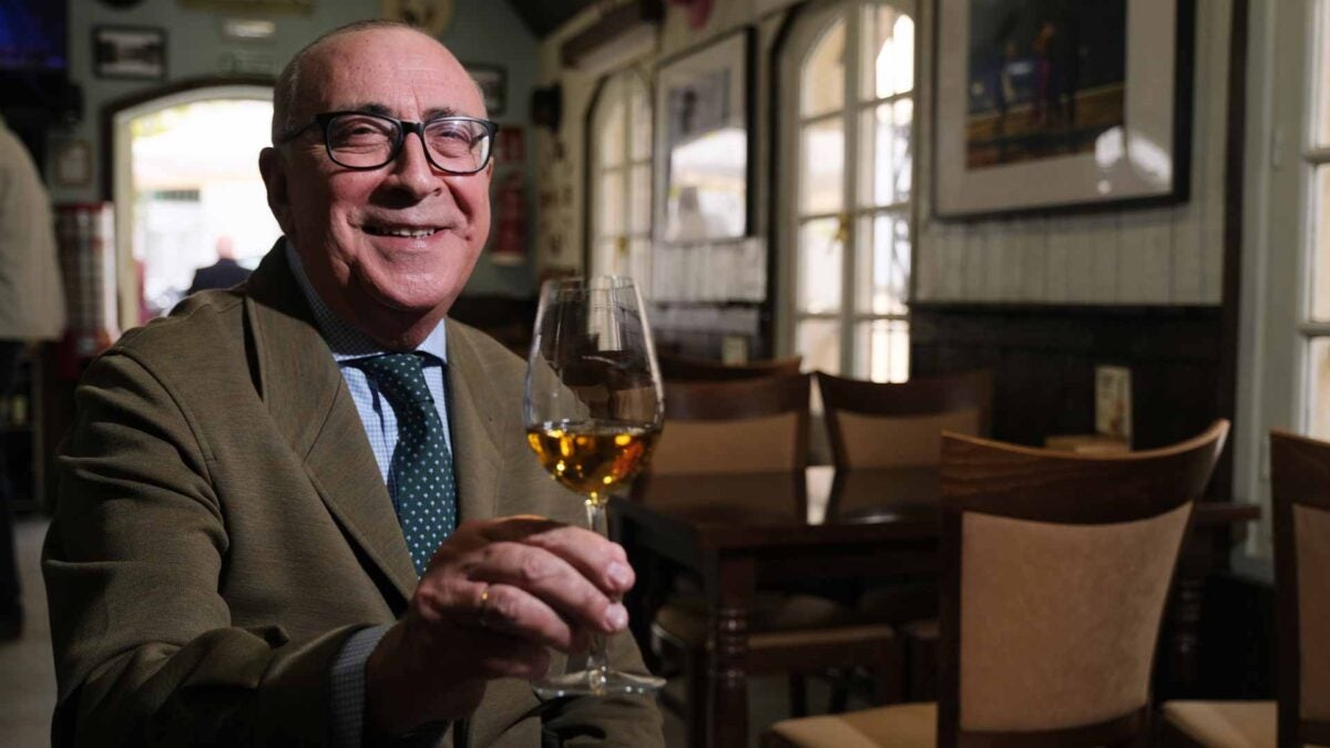 Antonio Flores, con una copa de Viña AB en el Bar La Bohemia. | Foto: Paco Martín.