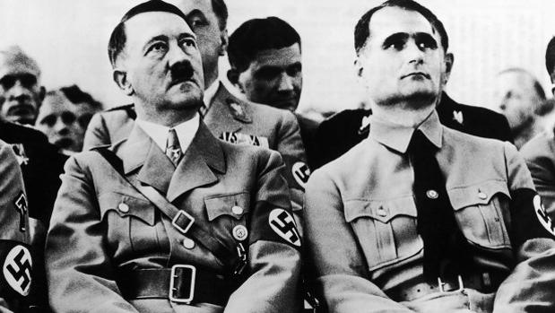 Adolf Hitler, junto a Rudolf Hess
