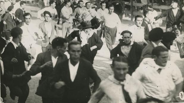 Segundo encierro de los Sanferminies de 1933. Los toros de Manuel Blanco entran por la puerta de la plaza