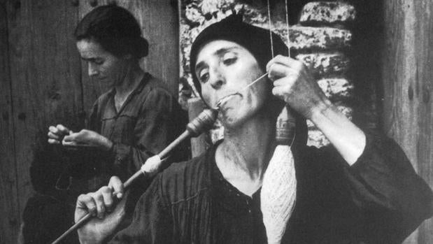 Detalle de «La hilandera» fotografiada por Eugene Smith en 1950 en el pueblo extremeño de Deleitosa