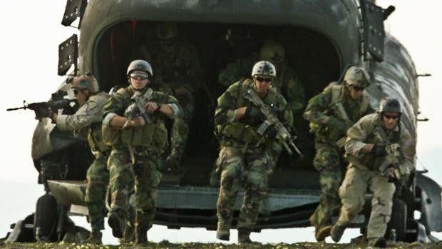 SEALs saliendo de un CH-47D Chinook
