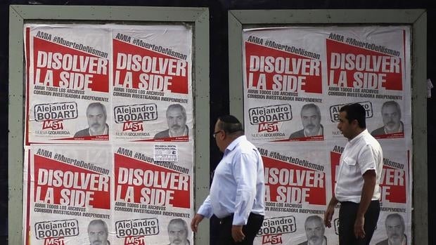 Carteles aparecidos en Buenos Aires tras la muerte del fiscal Alberto Nisman en enero de 2015