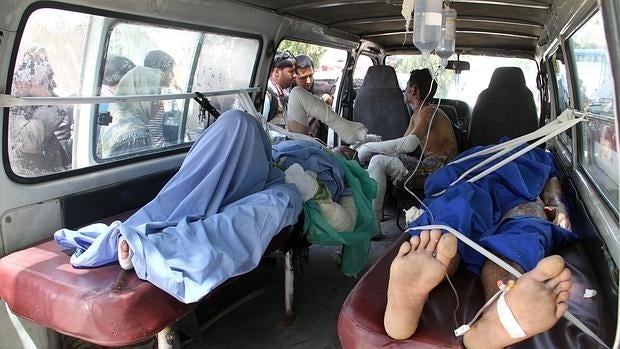 Heridos en el siniestro recibiendo asistencia médica.
